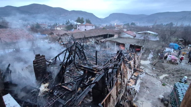 Amasya'da çıkan yangında binanın çatısı ile ahırda zarar oluştu