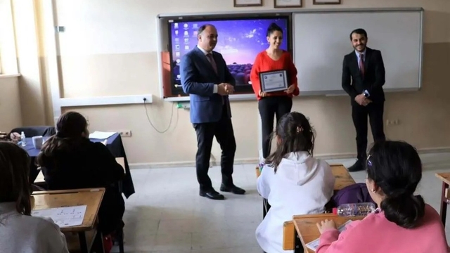 Sinop'ta öğrenciler için gönüllü çalışan öğretmen ödüllendirildi