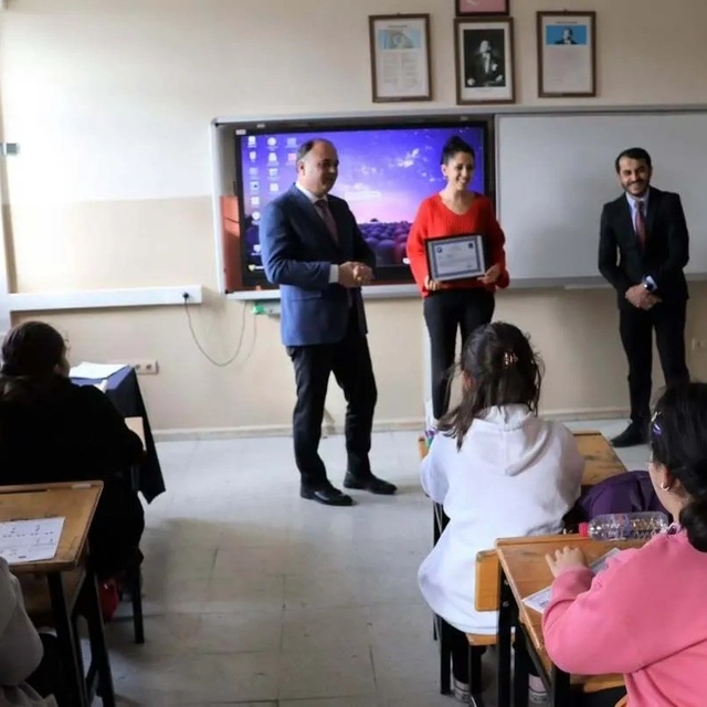 Sinop'ta öğrenciler için gönüllü çalışan öğretmen ödüllendirildi