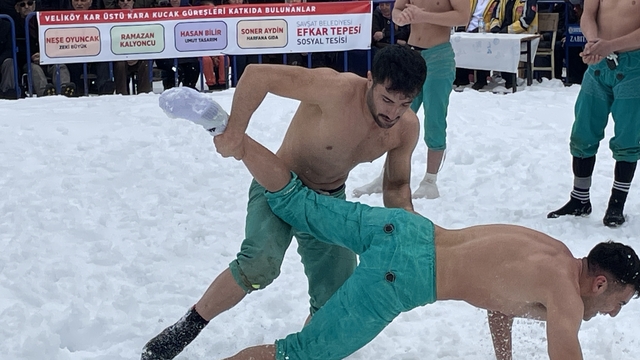 Kar üstünde Karakucak Güreşi heyecanı başladı