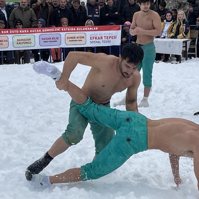 Kar üstünde Karakucak Güreşi heyecanı başladı