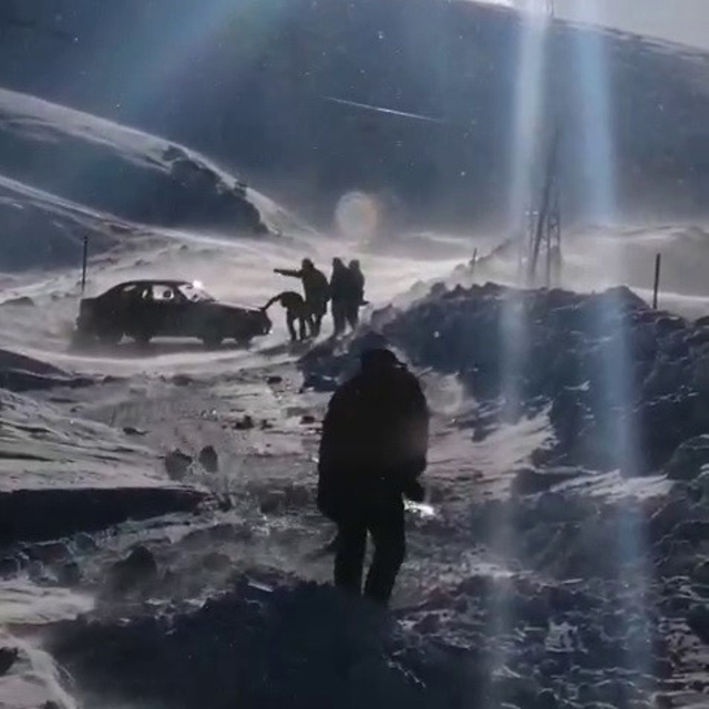 Sincik-Malatya yolunda mahsur kalan araç kurtarıldı