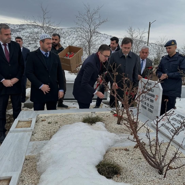 Deprem şehitleri kabirleri başında dualarla anıldı