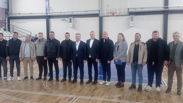 AK Parti Milletvekili Canbey, Gömeç'te spor salonunu inceledi