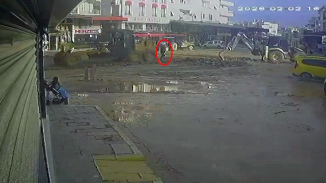 Antalya'da iş makinesinin belediye çalışanına çarpma anı kamerada
Yaralanan çalışanın hayati tehlikesinin bulunmadığı öğrenildi