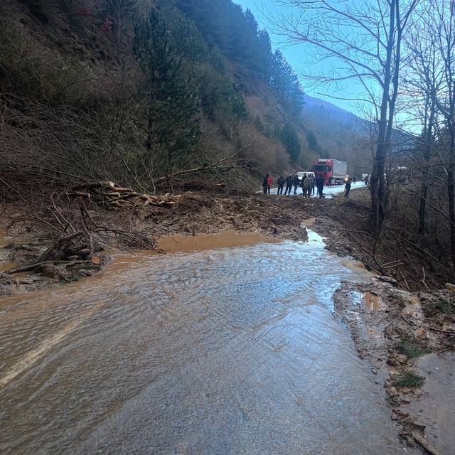 Ödemiş-Salihli yolunda heyelan