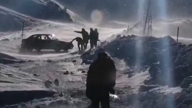 Sincik-Malatya yolunda mahsur kalan araç kurtarıldı