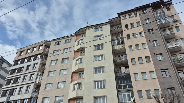 Baz istasyonuna bakım yaparken çatıdan düşen işçi ağır yaralandı