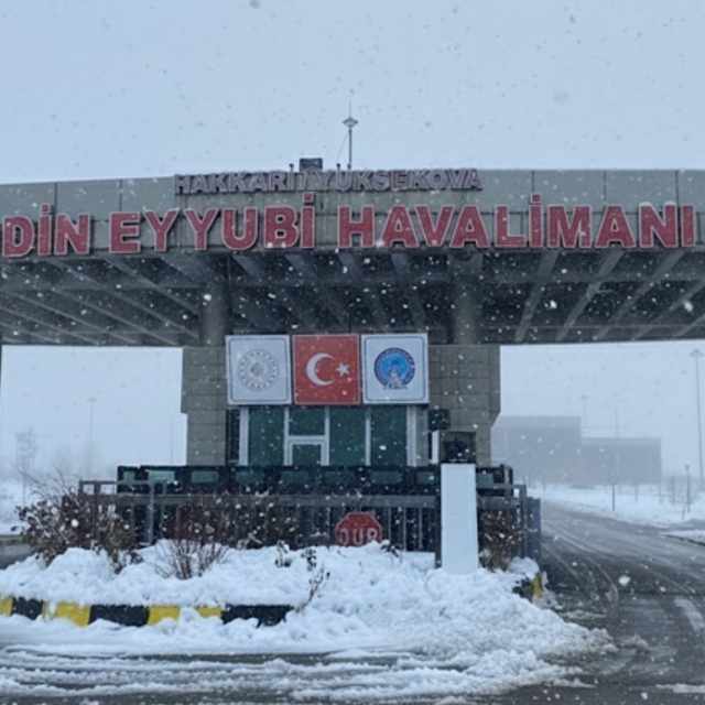 Yüksekova'da uçak seferlerine sis ve kar engeli