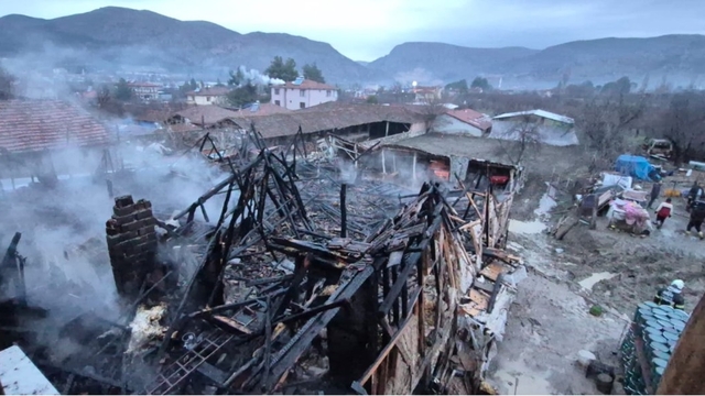 Ahırda çıkan yangında 1 büyükbaş öldü, 12'si kurtarıldı