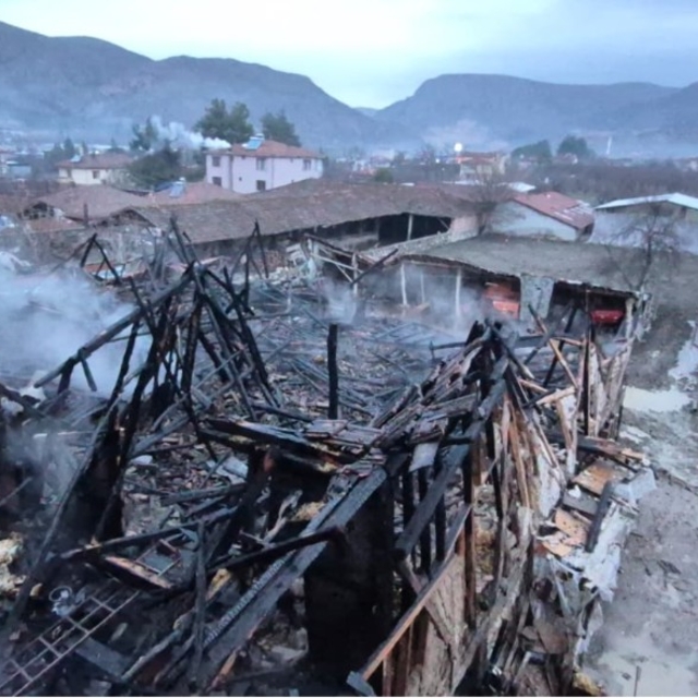 Ahırda çıkan yangında 1 büyükbaş öldü, 12'si kurtarıldı