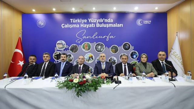 Bakan Işıkhan, Şanlıurfa'da iş adamlarıyla buluştu
"SGK borçlarının ödenmesini kolaylaştıracak bir adım attık"
"3 milyon gencimizi iş gücü piyasasına kazandırmayı amaçlıyoruz"