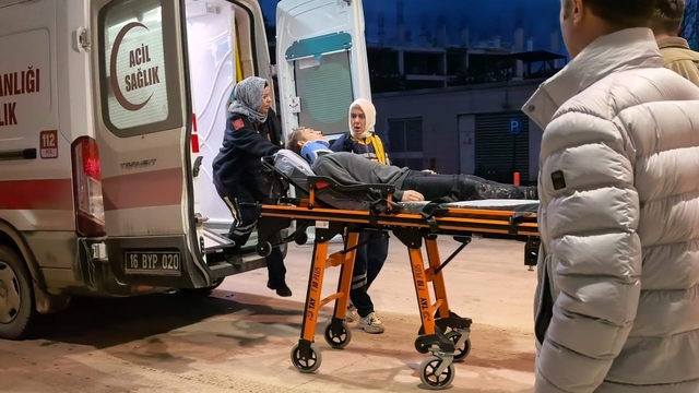 Bursa'da 14 yaşındaki ehliyetsiz sürücü park halindeki araçlara çarptı: 4 gencin durumu kritik
Yaralanan çocuklardan biri kaza yerine 20 kilometre uzaklıkta bulundu
