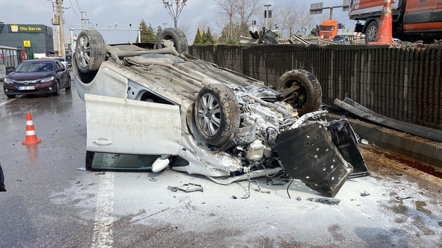 Aynı yerde 5 saat arayla ikinci kaza: Otomobil yan yola düşüp ters döndü, 2 kişi yaralandı