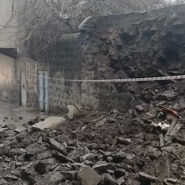 Siverek'te duvar çöktü: 2 çocuk saniyelerle kurtuldu