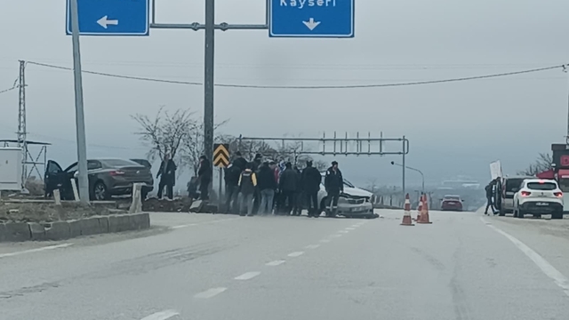 Malatya'da iki otomobil çarpıştı: 4 yaralı