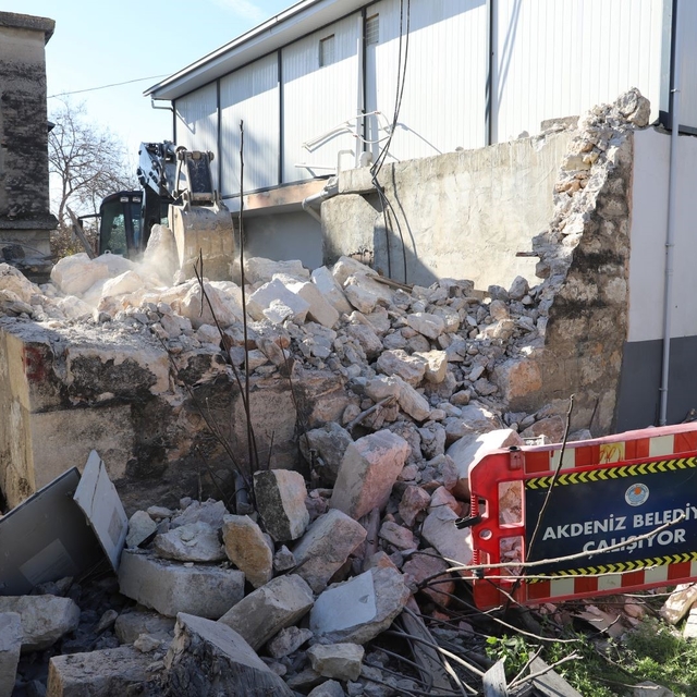 Metruk yapı kontrollü şekilde yıkıldı