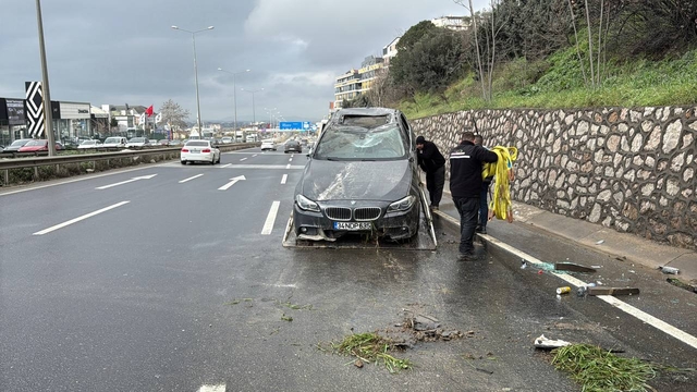 Kocaeli'de devrilen otomobilin sürücüsü yaralandı