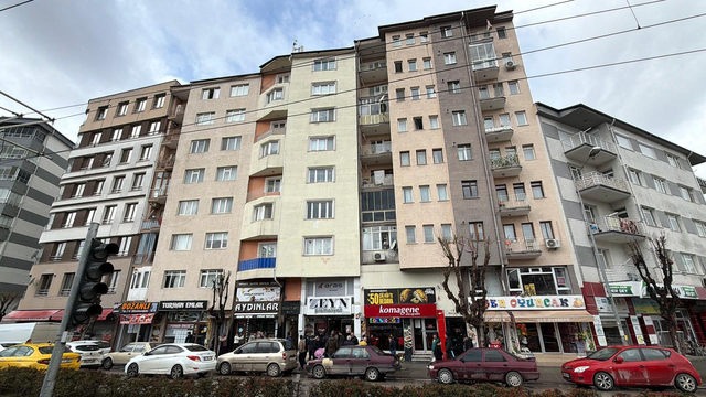 Baz istasyonunu tamir ederken 7'nci kattan düşüp öldü