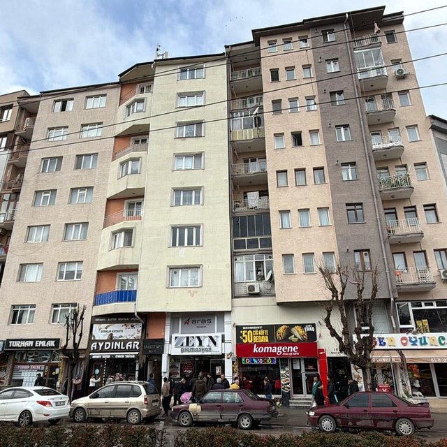 Baz istasyonunu tamir ederken 7'nci kattan düşüp öldü