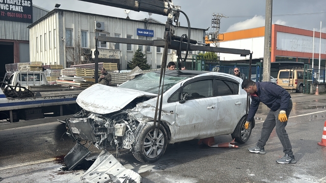 Kocaeli'de yan yola düşen otomobildeki 2 kişi yaralandı