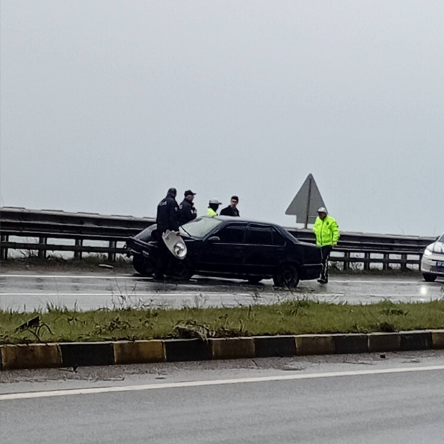 Zonguldak'ta otomobil bariyere çarptı; 1 yaralı