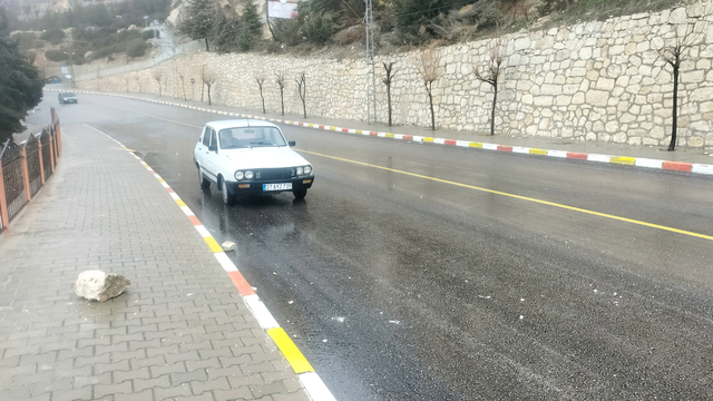 Dağdan kopan kaya, mahalledeki trafoya çarptı