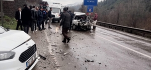 Hafif ticari araç ile otomobil çarpıştı: 5 yaralı