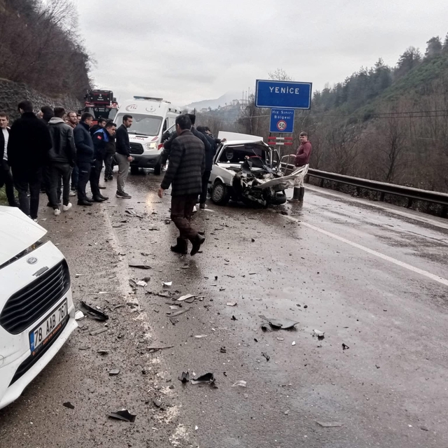 Hafif ticari araç ile otomobil çarpıştı: 5 yaralı