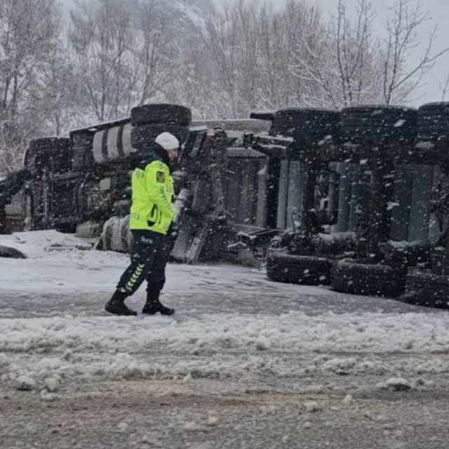 Bingöl'de tır devrildi: 1 yaralı