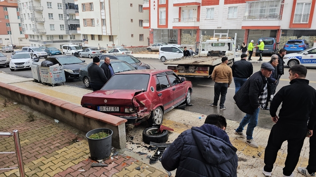 Çorum'da kamyonetin park halindeki araçlara çarptığı kaza güvenlik kamerasında