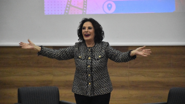 Sanatçı Hülya Koçyiğit, Van'da "Sinema ve Aile" konulu söyleşiye katıldı