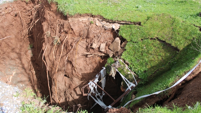 Eski su kuyusunun olduğu yol çöktü obruk oluştu
Yağışlar sonrasında yol çöktü 20 metre çukur oluştu