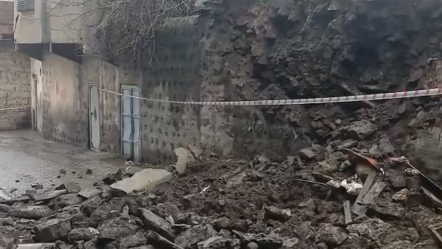 Siverek'te duvar çöktü: 2 çocuk saniyelerle kurtuldu