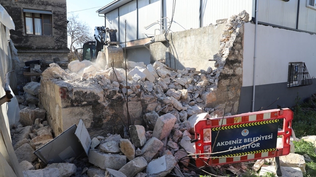 Metruk yapı kontrollü şekilde yıkıldı