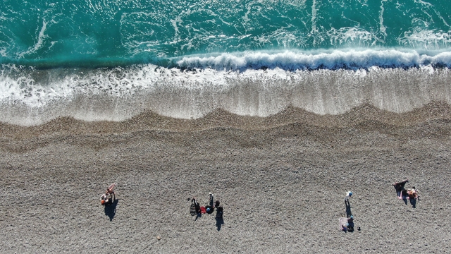 Antalya'da bir gün arayla iki mevsim: Dün sağanak ve fırtına, bugün deniz keyfi
Sağanak ve şiddetli rüzgar sonrası bugün güneşli havada denize girdiler