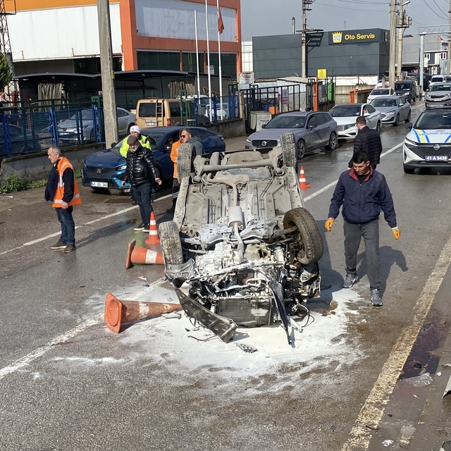 Kocaeli'de otomobil yan yola uçtu: 2 yaralı