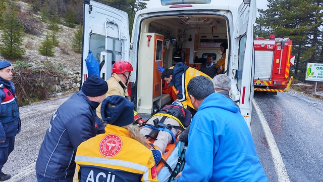 Manisa'da şarampole yuvarlanan hafif ticari araçtaki 2 kişi yaralandı