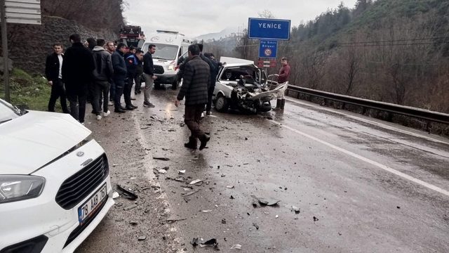 Karabük'te hafif ticari araçla çarpışan otomobildeki 5 kişi yaralandı