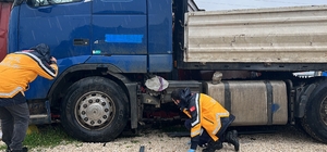 Otobüsle çarpışan tır, barakaya daldı: Ekipler ve vatandaşlar dakikalarca o...