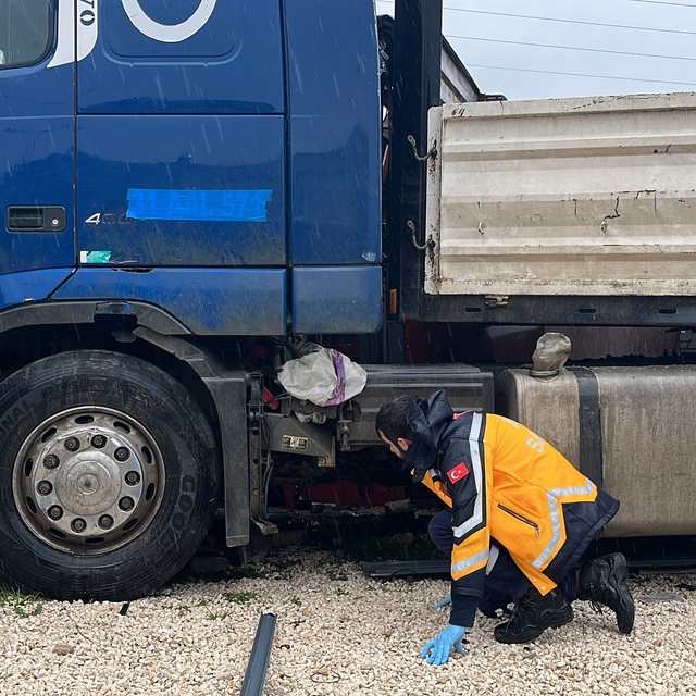 Otobüsle çarpışan tır, barakaya daldı: Ekipler ve vatandaşlar dakikalarca o...