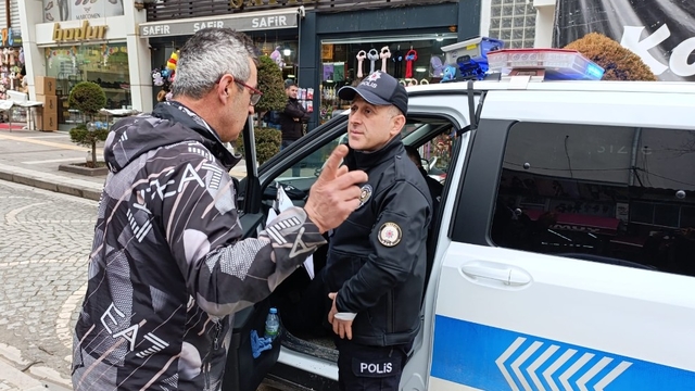 ATM'de bulduğu 4 bin 900 TL'yi polise teslim etti