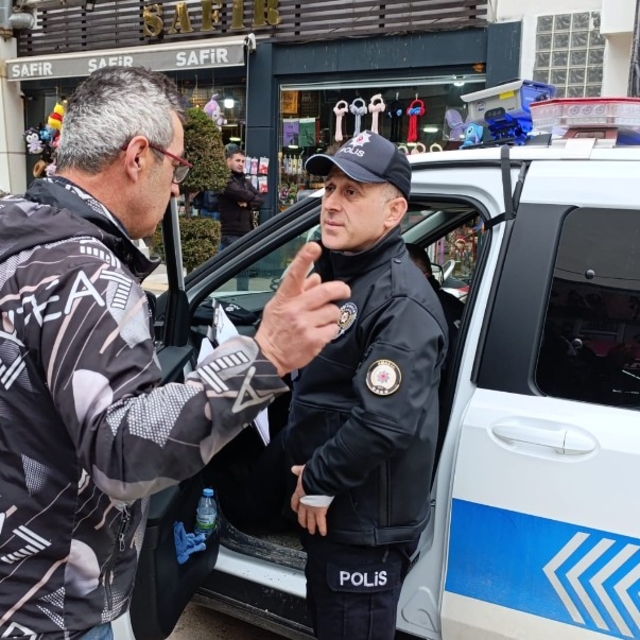 ATM'de bulduğu 4 bin 900 TL'yi polise teslim etti