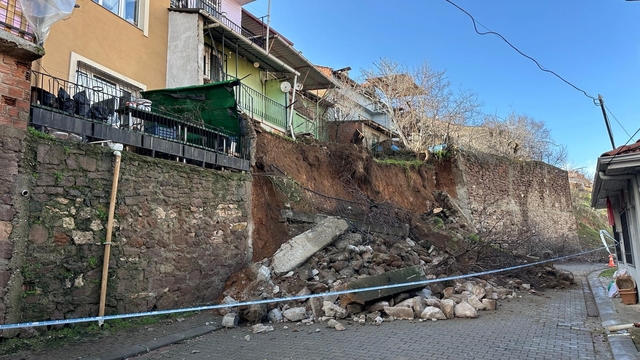 Uşak'ta yağış sonrası istinat duvarı çöktü, toprak kayması yaşandı: 3 ev tahliye edildi