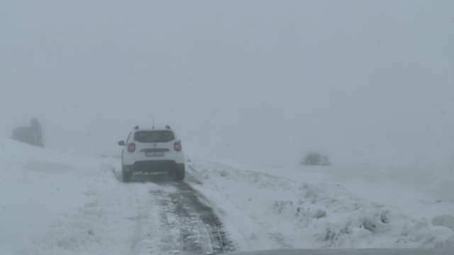 Elazığ'da kar yağışında mahsur kalan araç kurtarıldı