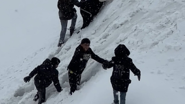 Yüksekova'da tepsiler kızak oldu, karlı yamaçlar oyun alanına dönüştü