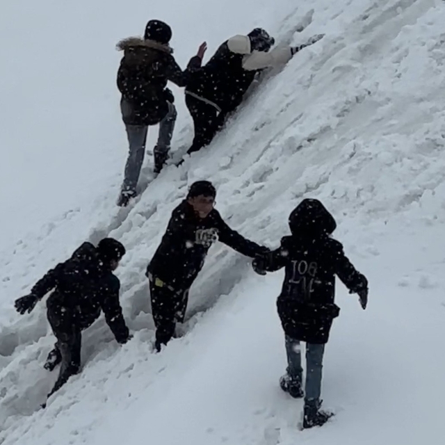 Yüksekova'da tepsiler kızak oldu, karlı yamaçlar oyun alanına dönüştü