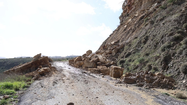 Antalya'da heyelan nedeniyle kapanan yollar çalışmaların ardından ulaşıma açıldı