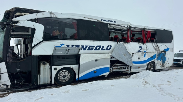 GÜNCELLEME - Ağrı'da yolcu otobüsünün devrilmesi sonucu 16 kişi yaralandı