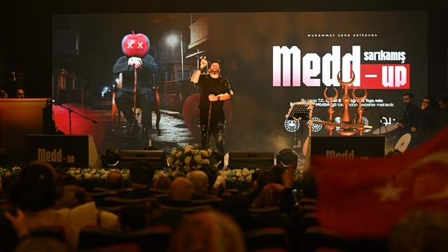 Bakan Göktaş 'Medd-Up' sahne gösterisini izledi